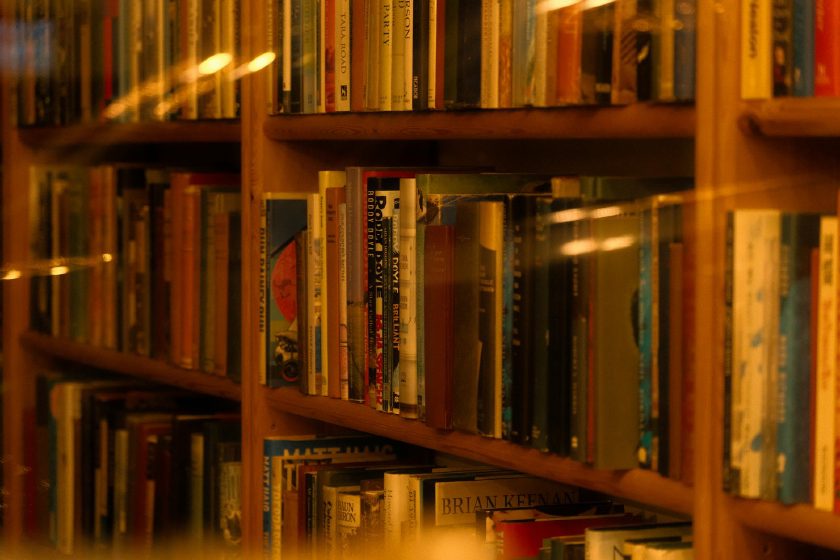 Gemütliches Bücherregal in warm beleuchteter Bibliothek