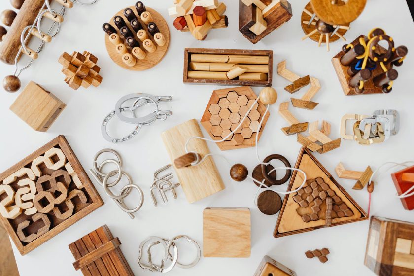 Hölzerne Spielfiguren auf einer weißen Oberfläche