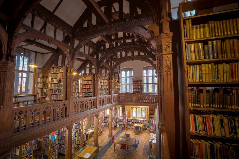 Eleganter Bibliotheks-Innenraum mit warmem Licht