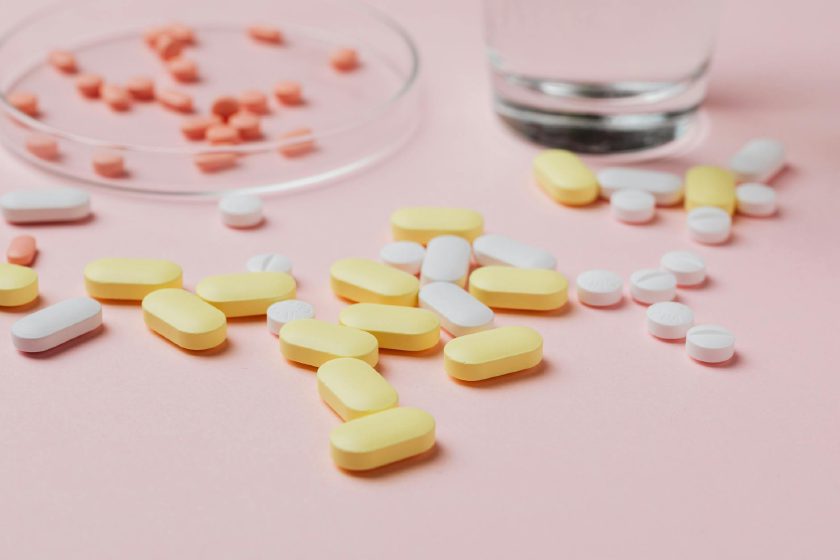 Tabletten in Nahaufnahme, schlichte Darstellung