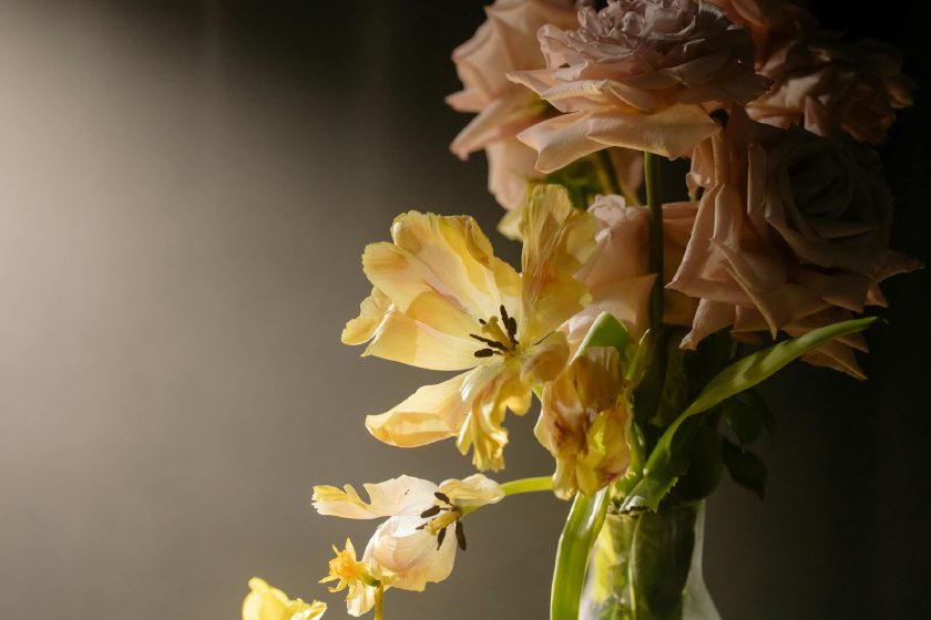 Schlichtes Blumenarrangement in einer Glasvase, weiches Licht