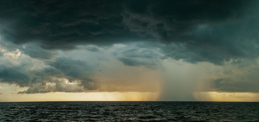 Sturmwolken ziehen über die ruhige See