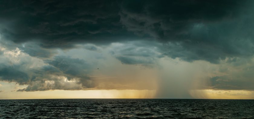 Sturmwolken ziehen über die ruhige See