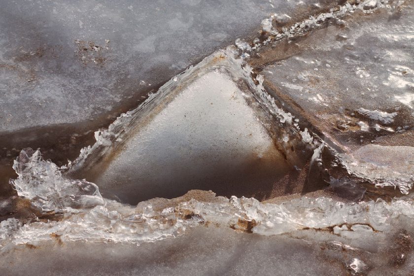Aufbrechende Eisfläche in gedämpften Erdtönen, Nahaufnahme