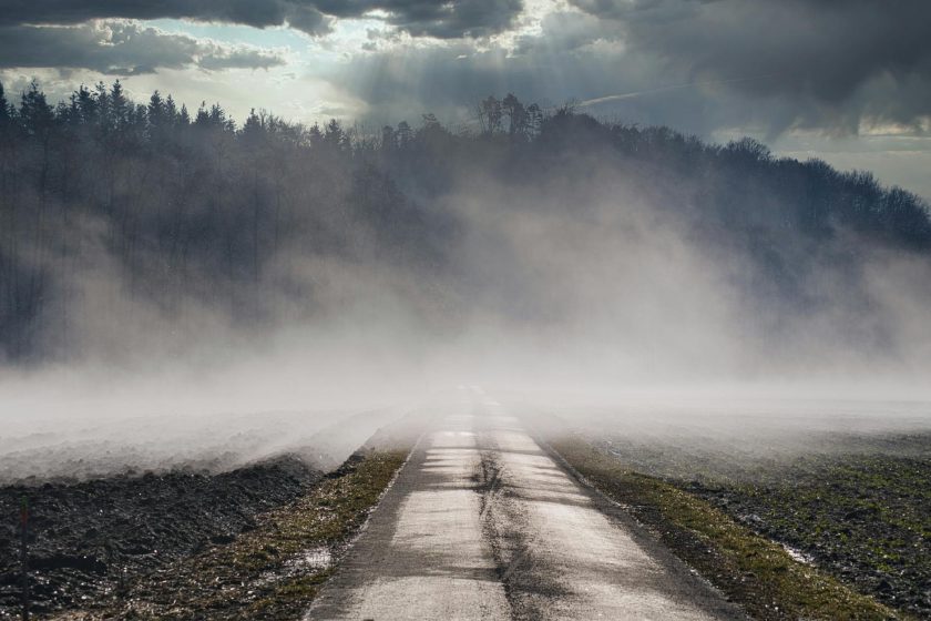 Graue Bergstraße führt in einen nebligen Horizont